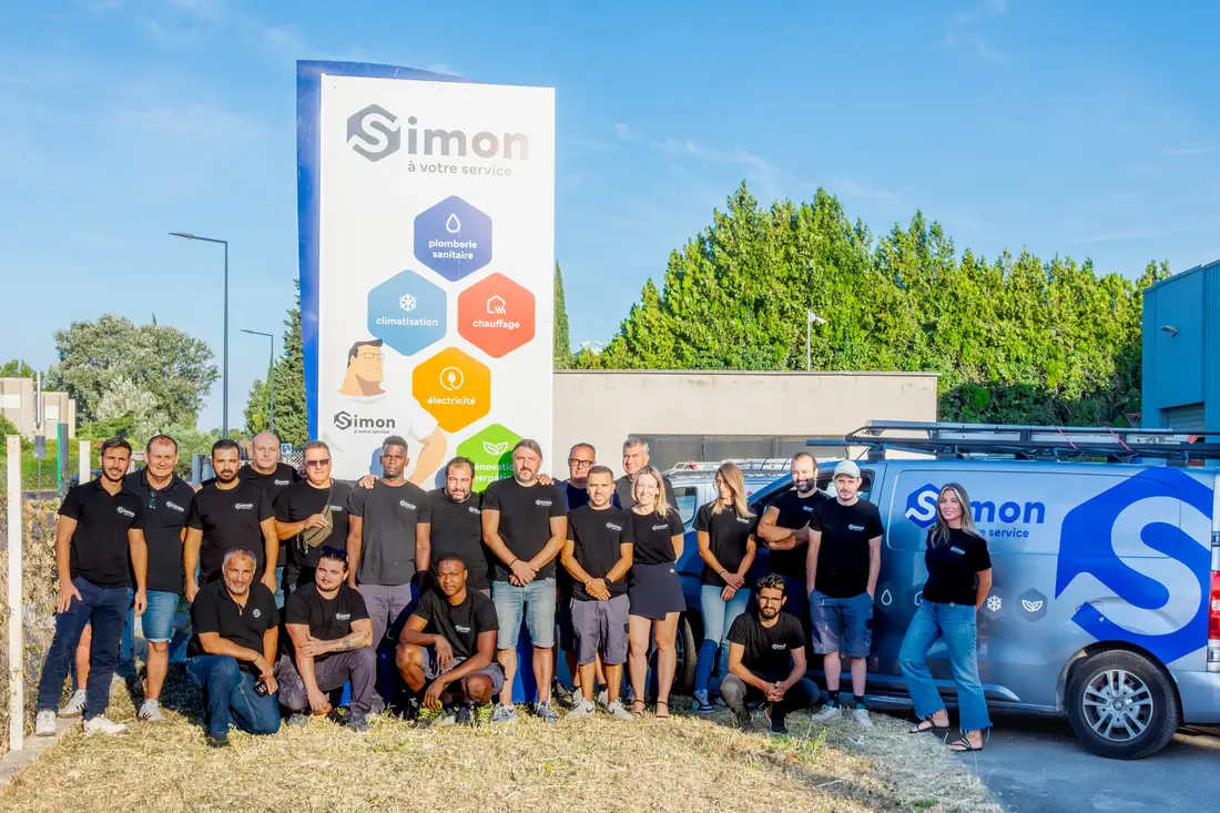 L’équipe Simon devant les véhicules de l’entreprise